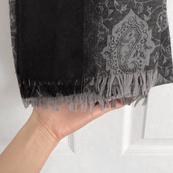 Lightweight patterned scarf - Picture 2 of 3